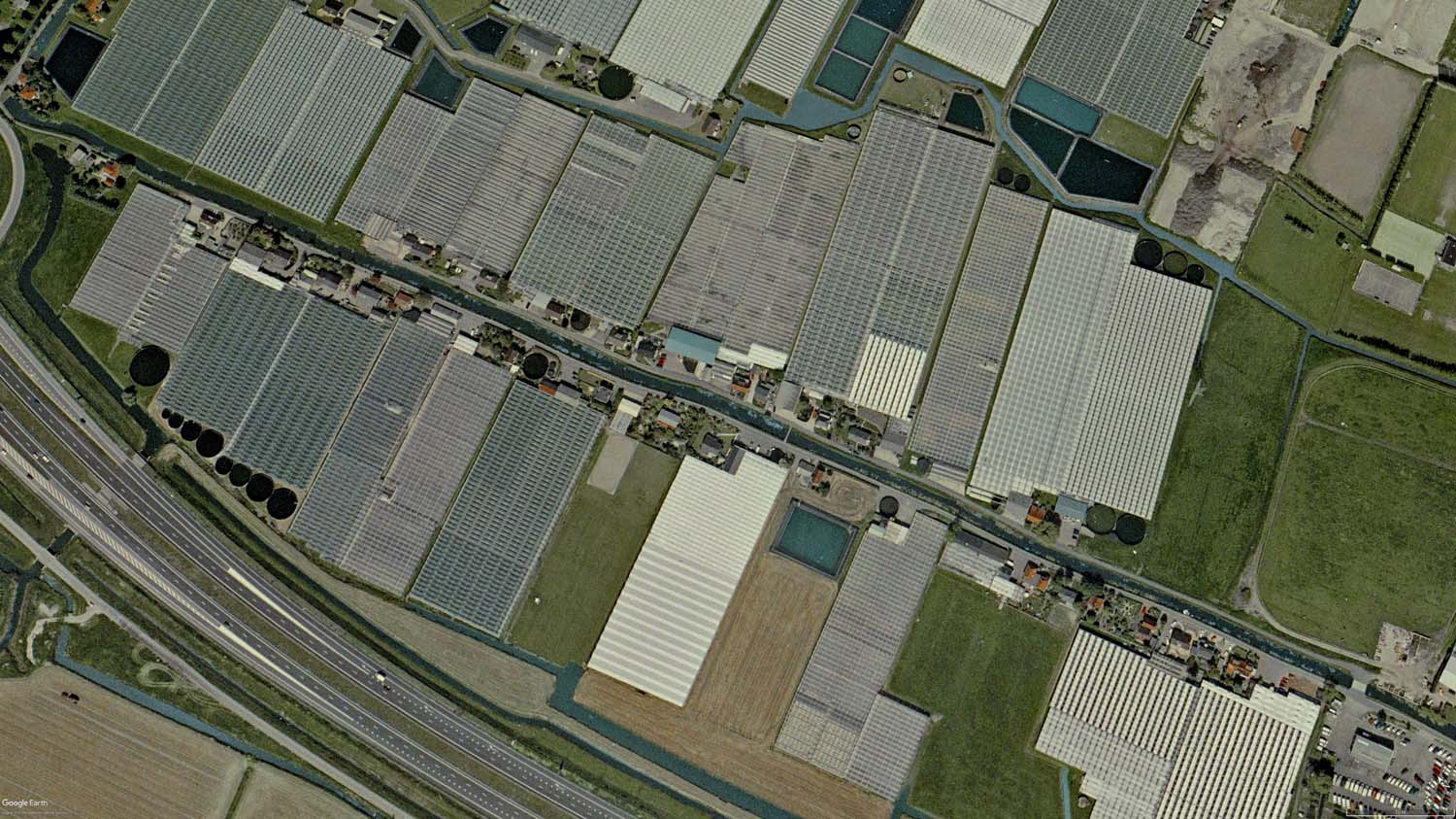 Harnaschwatering en het tuinbouwgebied nig in bedrijf in 2004. Foto Google Earth.