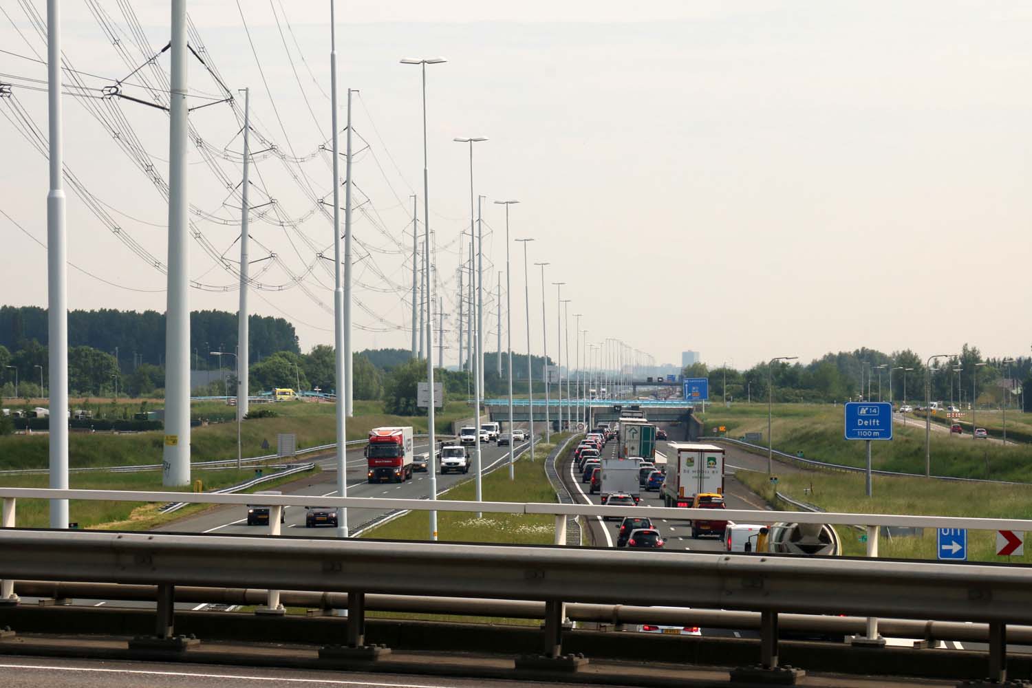 Snelweg A4 doorsnijdt de Klaas Engelbrechtspolder.